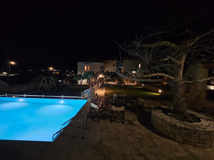 On the Left you see a Pool, and in the Background a House and a yard.